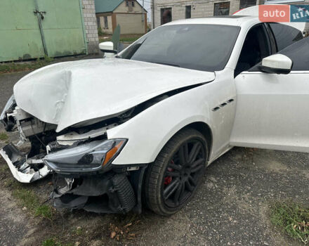 Белый Мазерати Гибли, объемом двигателя 3 л и пробегом 57 тыс. км за 15100 $, фото 3 на Automoto.ua