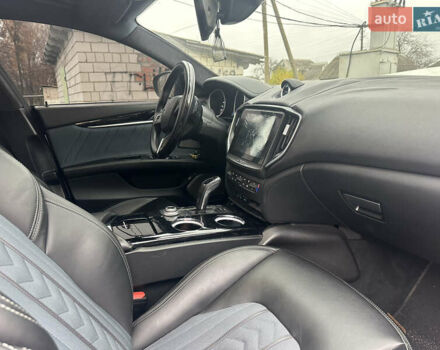 Белый Мазерати Гибли, объемом двигателя 3 л и пробегом 57 тыс. км за 15100 $, фото 9 на Automoto.ua