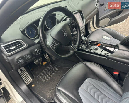 Белый Мазерати Гибли, объемом двигателя 3 л и пробегом 57 тыс. км за 15100 $, фото 6 на Automoto.ua