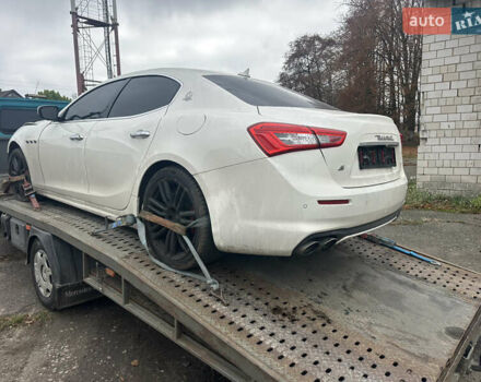 Белый Мазерати Гибли, объемом двигателя 3 л и пробегом 57 тыс. км за 15100 $, фото 1 на Automoto.ua