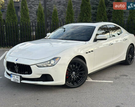 Белый Мазерати Гибли, объемом двигателя 2.98 л и пробегом 38 тыс. км за 39999 $, фото 8 на Automoto.ua