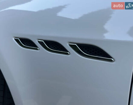 Белый Мазерати Гибли, объемом двигателя 2.98 л и пробегом 38 тыс. км за 39999 $, фото 28 на Automoto.ua