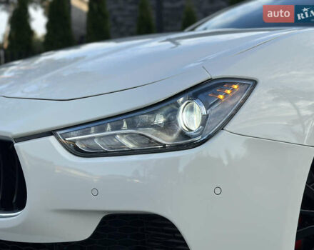 Белый Мазерати Гибли, объемом двигателя 2.98 л и пробегом 38 тыс. км за 39999 $, фото 12 на Automoto.ua