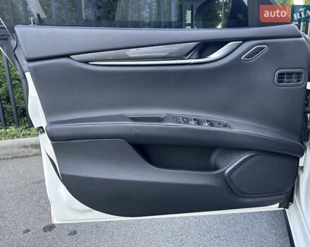 Белый Мазерати Гибли, объемом двигателя 2.98 л и пробегом 38 тыс. км за 39999 $, фото 45 на Automoto.ua