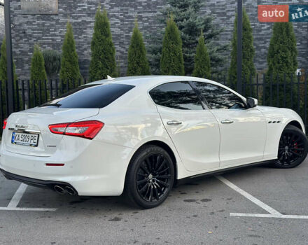 Белый Мазерати Гибли, объемом двигателя 2.98 л и пробегом 38 тыс. км за 39999 $, фото 22 на Automoto.ua