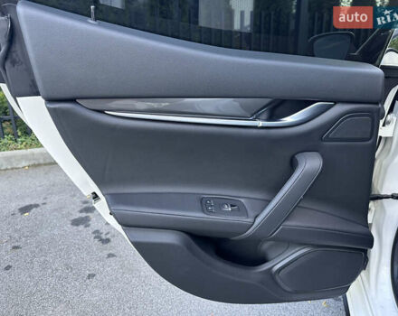 Белый Мазерати Гибли, объемом двигателя 2.98 л и пробегом 38 тыс. км за 39999 $, фото 48 на Automoto.ua