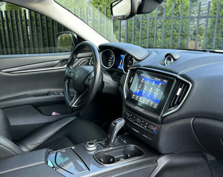 Белый Мазерати Гибли, объемом двигателя 2.98 л и пробегом 38 тыс. км за 39999 $, фото 32 на Automoto.ua