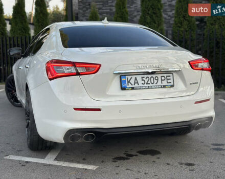 Белый Мазерати Гибли, объемом двигателя 2.98 л и пробегом 38 тыс. км за 39999 $, фото 14 на Automoto.ua