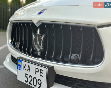Белый Мазерати Гибли, объемом двигателя 2.98 л и пробегом 38 тыс. км за 39999 $, фото 13 на Automoto.ua