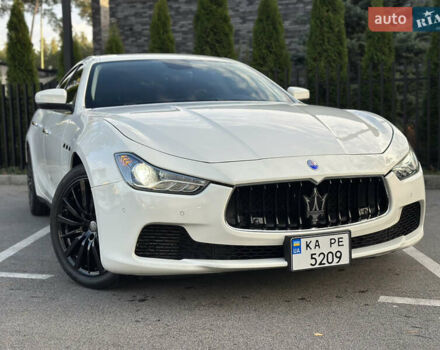 Белый Мазерати Гибли, объемом двигателя 2.98 л и пробегом 38 тыс. км за 39999 $, фото 1 на Automoto.ua
