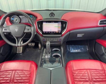 Білий Мазераті Ghibli, об'ємом двигуна 3.8 л та пробігом 14 тис. км за 15700 $, фото 7 на Automoto.ua