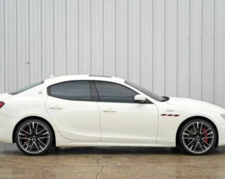 Білий Мазераті Ghibli, об'ємом двигуна 3.8 л та пробігом 14 тис. км за 15700 $, фото 2 на Automoto.ua