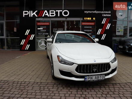 Белый Мазерати Гибли, объемом двигателя 3 л и пробегом 80 тыс. км за 26700 $, фото 1 на Automoto.ua
