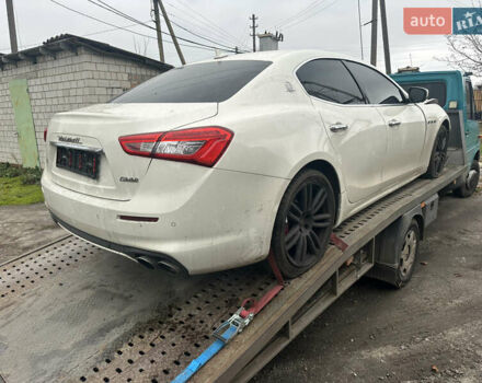 Белый Мазерати Гибли, объемом двигателя 3 л и пробегом 57 тыс. км за 15100 $, фото 1 на Automoto.ua