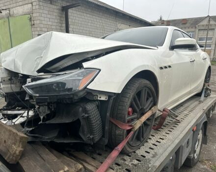 Белый Мазерати Гибли, объемом двигателя 3 л и пробегом 57 тыс. км за 15 $, фото 1 на Automoto.ua