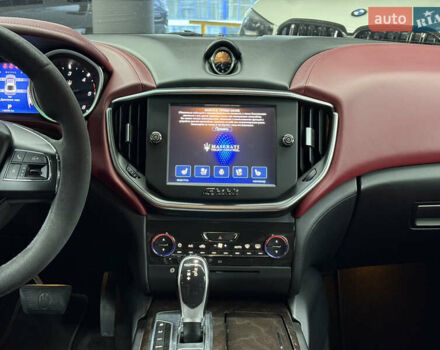 Черный Мазерати Гибли, объемом двигателя 3 л и пробегом 146 тыс. км за 25900 $, фото 26 на Automoto.ua