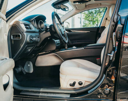 Чорний Мазераті Ghibli, об'ємом двигуна 2.98 л та пробігом 82 тис. км за 27000 $, фото 20 на Automoto.ua