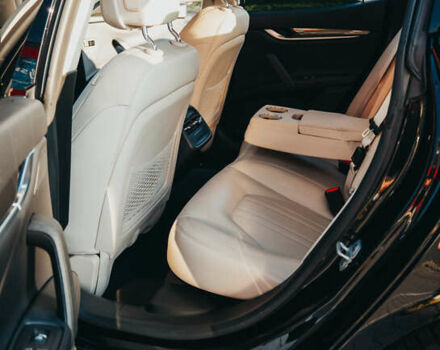 Чорний Мазераті Ghibli, об'ємом двигуна 2.98 л та пробігом 82 тис. км за 27000 $, фото 19 на Automoto.ua