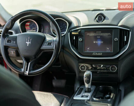 Красный Мазерати Гибли, объемом двигателя 2.98 л и пробегом 51 тыс. км за 25000 $, фото 5 на Automoto.ua