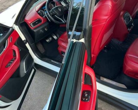 Белый Мазерати Леванте, объемом двигателя 3 л и пробегом 82 тыс. км за 40000 $, фото 37 на Automoto.ua