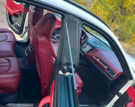 Белый Мазерати Леванте, объемом двигателя 3 л и пробегом 82 тыс. км за 40000 $, фото 34 на Automoto.ua