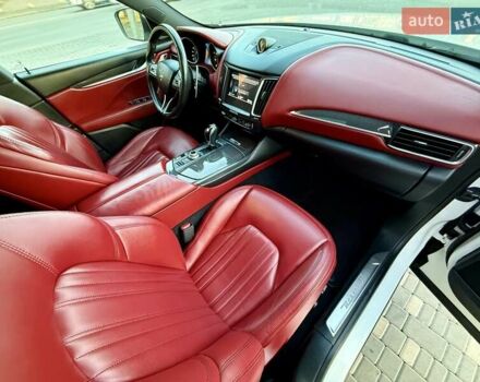 Білий Мазераті Леванте, об'ємом двигуна 2.98 л та пробігом 79 тис. км за 38800 $, фото 87 на Automoto.ua