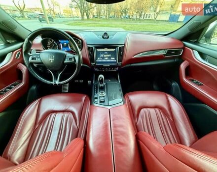 Білий Мазераті Леванте, об'ємом двигуна 2.98 л та пробігом 79 тис. км за 38800 $, фото 97 на Automoto.ua