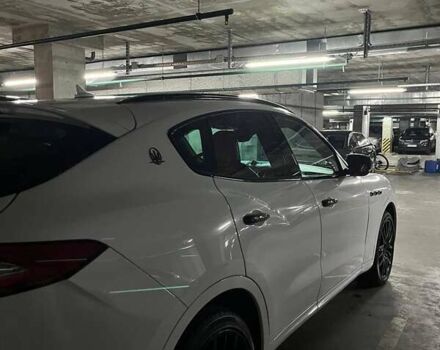 Белый Мазерати Леванте, объемом двигателя 3 л и пробегом 82 тыс. км за 40000 $, фото 84 на Automoto.ua