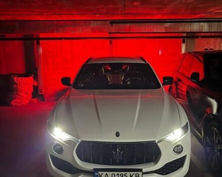 Белый Мазерати Леванте, объемом двигателя 3 л и пробегом 82 тыс. км за 40000 $, фото 86 на Automoto.ua