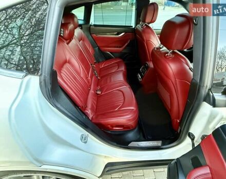 Білий Мазераті Леванте, об'ємом двигуна 2.98 л та пробігом 79 тис. км за 38800 $, фото 79 на Automoto.ua