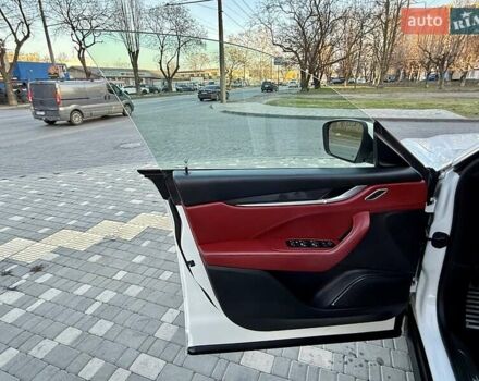 Білий Мазераті Леванте, об'ємом двигуна 2.98 л та пробігом 79 тис. км за 38800 $, фото 58 на Automoto.ua