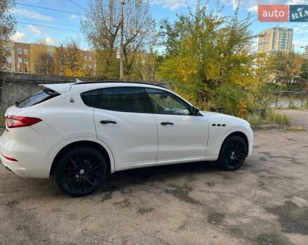 Белый Мазерати Леванте, объемом двигателя 3 л и пробегом 82 тыс. км за 40000 $, фото 6 на Automoto.ua