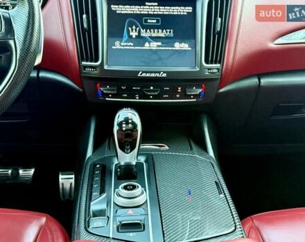 Білий Мазераті Леванте, об'ємом двигуна 2.98 л та пробігом 79 тис. км за 38800 $, фото 104 на Automoto.ua