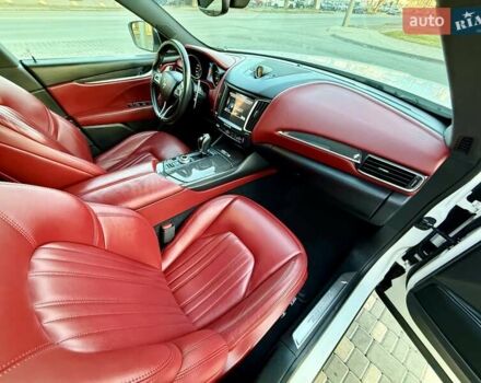 Білий Мазераті Леванте, об'ємом двигуна 2.98 л та пробігом 79 тис. км за 38800 $, фото 94 на Automoto.ua