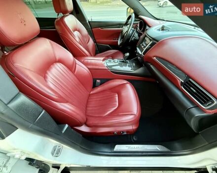 Білий Мазераті Леванте, об'ємом двигуна 2.98 л та пробігом 79 тис. км за 38800 $, фото 89 на Automoto.ua