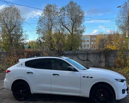 Белый Мазерати Леванте, объемом двигателя 3 л и пробегом 82 тыс. км за 40000 $, фото 4 на Automoto.ua