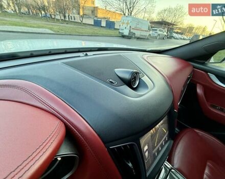 Білий Мазераті Леванте, об'ємом двигуна 2.98 л та пробігом 79 тис. км за 38800 $, фото 133 на Automoto.ua