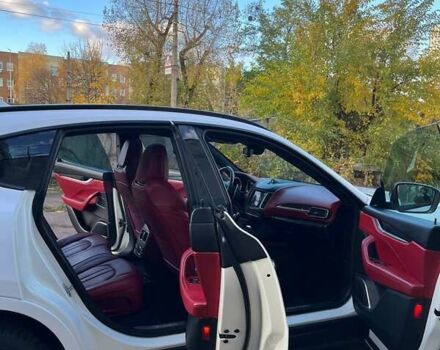 Белый Мазерати Леванте, объемом двигателя 3 л и пробегом 82 тыс. км за 40000 $, фото 32 на Automoto.ua