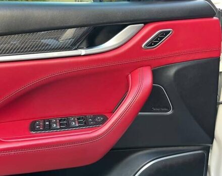 Белый Мазерати Леванте, объемом двигателя 3 л и пробегом 82 тыс. км за 40000 $, фото 44 на Automoto.ua