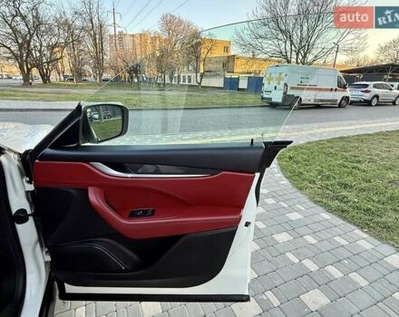 Білий Мазераті Леванте, об'ємом двигуна 2.98 л та пробігом 79 тис. км за 38800 $, фото 86 на Automoto.ua