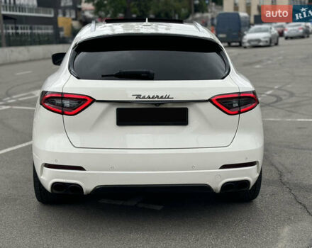 Белый Мазерати Леванте, объемом двигателя 2.98 л и пробегом 97 тыс. км за 32000 $, фото 4 на Automoto.ua
