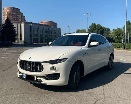 Белый Мазерати Леванте, объемом двигателя 2.99 л и пробегом 49 тыс. км за 35000 $, фото 1 на Automoto.ua