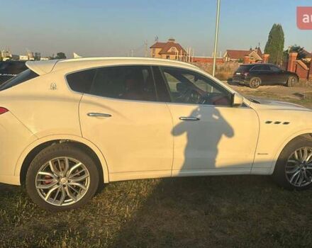 Білий Мазераті Леванте, об'ємом двигуна 2.98 л та пробігом 134 тис. км за 47779 $, фото 2 на Automoto.ua