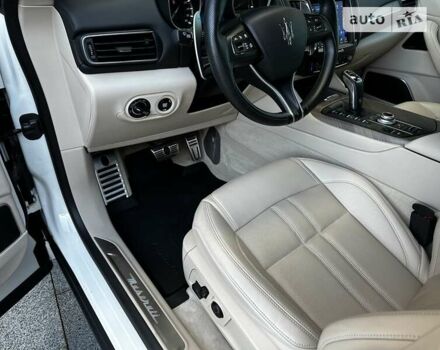 Белый Мазерати Леванте, объемом двигателя 3.8 л и пробегом 55 тыс. км за 65000 $, фото 17 на Automoto.ua