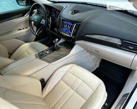 Белый Мазерати Леванте, объемом двигателя 3.8 л и пробегом 55 тыс. км за 65000 $, фото 27 на Automoto.ua