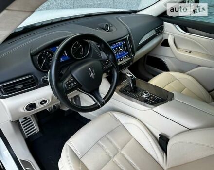 Белый Мазерати Леванте, объемом двигателя 3.8 л и пробегом 55 тыс. км за 65000 $, фото 19 на Automoto.ua