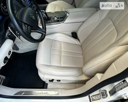 Белый Мазерати Леванте, объемом двигателя 3.8 л и пробегом 55 тыс. км за 65000 $, фото 18 на Automoto.ua