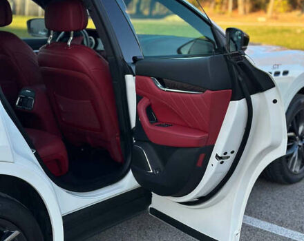 Белый Мазерати Леванте, объемом двигателя 2 л и пробегом 45 тыс. км за 51000 $, фото 21 на Automoto.ua