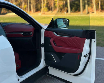 Белый Мазерати Леванте, объемом двигателя 2 л и пробегом 45 тыс. км за 51000 $, фото 22 на Automoto.ua