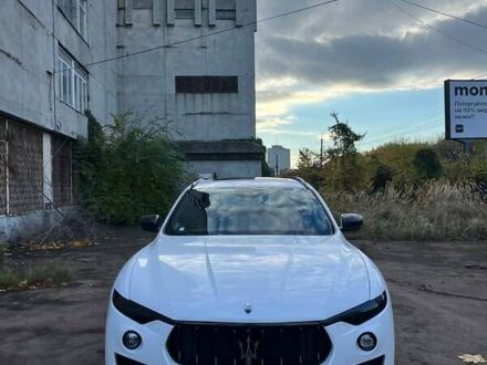 Белый Мазерати Леванте, объемом двигателя 3 л и пробегом 82 тыс. км за 40000 $, фото 1 на Automoto.ua